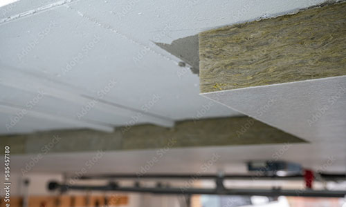 Decke mit Isolierung und einem Garagentor in einer Wohnumgebung