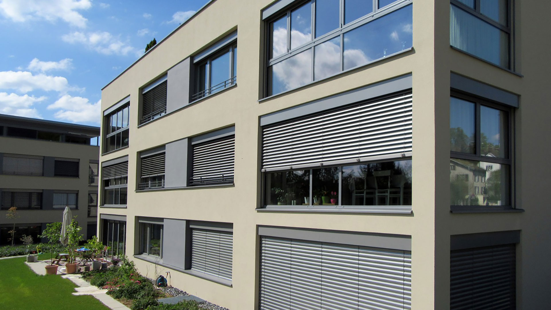 Ein Gebäude mit vielen Fenstern