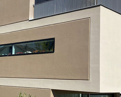 ein elegantes Glasgeländer am Fenster eines Gebäudes